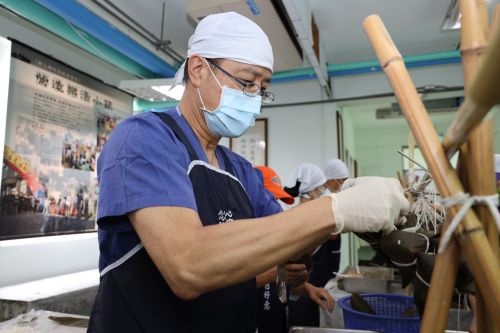 端午佳節傳情 關山慈院包粽送愛社區